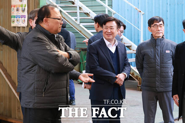 14일 오전 정기명 여수시장이 '시장이 간다! 여수 통통' 일환으로 여수국가산단 내 유한기술을 방문해 기업들의 실질적인 어려움을 살피고 현장의 목소리를 청취했다. /여수시