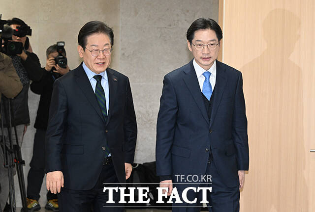 13일 이 대표와 만난 김 전 지사는 모두발언에서 팬덤정치의 폐해를 극복해야 한다며 다양한 의견이 담길 수 있는 정당 시스템을 강조했다. /박헌우 기자
