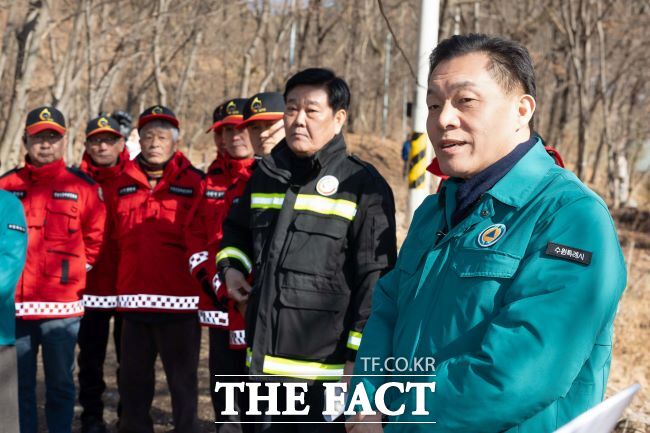 지난 13일 광교산을 찾은 이재준 수원시장이 산불종사원들을 격려하고 있다./수원시