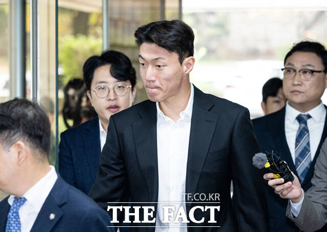 불법 촬영을 해 성폭력범죄의 처벌 등에 관한 특례법 위반 혐의로 기소된 황의조 선수가 지난해 10월16일 첫 재판에 출석하기 위해 서울 서초구 서울중앙지방법원에 들어서고 있다. /이새롬 기자
