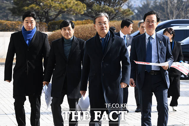 대검찰청 방문한 더불어민주당 김용만 의원과 이성윤 의원, 이연희 의원, 송재봉 의원(왼쪽부터).