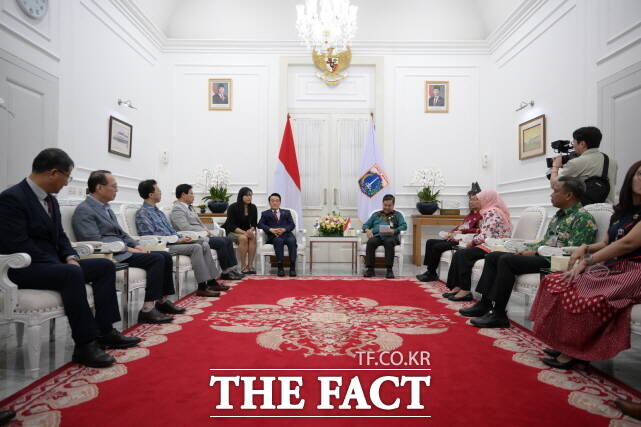 백성현 논산시장과 관계자들이 13일 인도네시아 자카르타주 정부에서 자카르타주지사를 만나 양도시 협력방안을 논의하고 있다. /논산시
