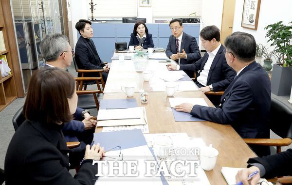 대전시의회 교육위원회는 14일 대전시의회 교육위원장실에서 최근 발생한 대전 모 초등학교 김하늘 학생 사망 사건과 관련해 대전시교육청 관계자들로부터 사건 발생 이후 처리 경과를 듣고 교육청의 재발방지 대책 마련을 주문했다. /대전시의회