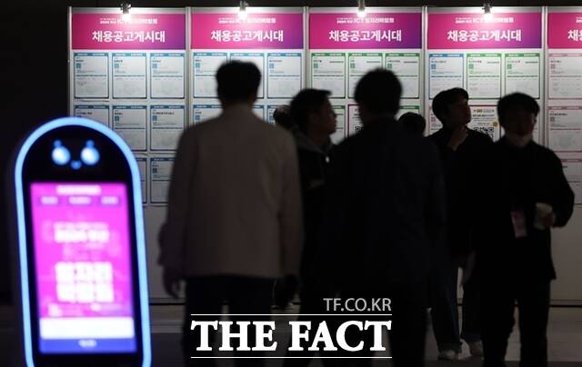 1월 취업자 수가 전년 동월 대비 늘었다. 하지만 20대 이하와 50대, 건설업 등은 고용 한파가 지속됐다. /뉴시스