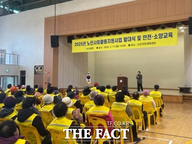 신안군은 지난 10일부터 14일까지 5일간 지도읍을 비롯한 13개 읍·면에서 노인 일자리 사업 수요처 관계자와 참여자 등 2700여 명을 대상으로 발대식 및 안전교육을 실시했다./신안군