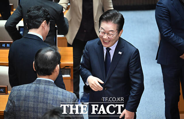 이재명 대표가 10일 오전 서울 여의도 국회에서 열린 본회의에 참석해 교섭단체 대표 연설을 마치고 동료 의원들과 인사를 나누는 모습. /박헌우 기자