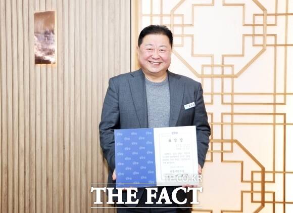 김경일 경기 파주시장이 이재명 더불어민주당 대표로 부터 더불어민주당 1급 포상 표창장을 받은 뒤 기념촬영을 하고 있다./파주시