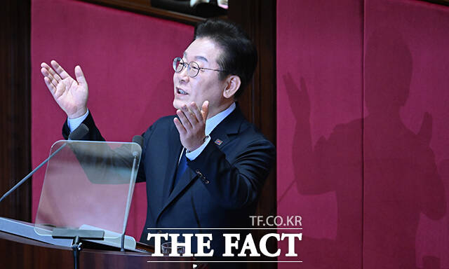 이재명 더불어민주당 대표가 국회의원 국민소환제를 제안하며 차기 대권주자로서 입지를 강화하는 모습이다. 이 대표가 10일 오전 국회에서 열린 본회의에 참석해 교섭단체 대표 연설을 하는 모습. /박헌우 기자