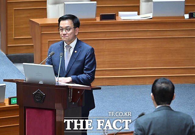 최상목 대통령 권한대행 부총리 겸 기획재정부 장관이 13일 오후 서울 여의도 국회에서 열린 경제 분야 대정부질문에 참석해 박지원 민주당 의원의 질의를 듣던 중 미소를 짓는 모습. /박헌우 기자