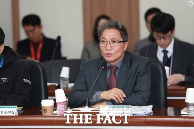 13일 공사 대회의실에서 열린 ‘인천공항 설 연휴 혼잡 대응조치 리뷰 및 개선방향 마련을 위한 토론회’에서 인천국제공항공사 이학재 사장이 발언하고 있다./인천국제공항공사