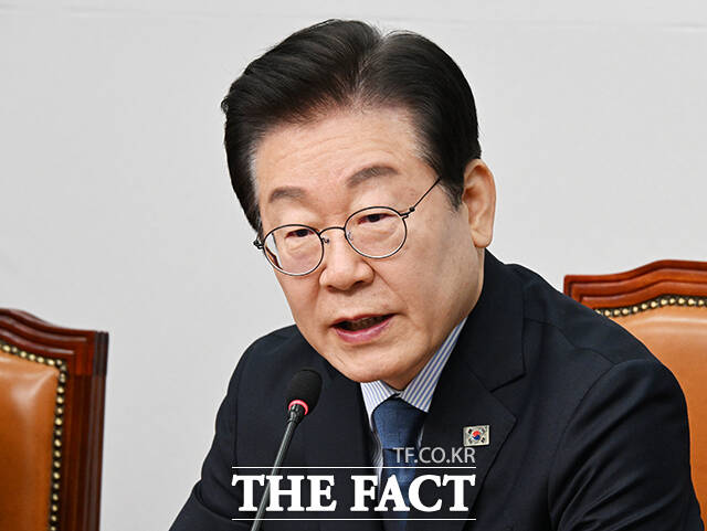 이재명 더불어민주당 대표가 14일 민주당 최고위원회의에서 대체 추경을 하지 않고 국민 경제를 나쁘게 만들고 민생을 악화시켜서 누구에게 이득이 되나라며 시쳇말로 나라를 망치자고 하는 것 같다고 비판했다. /국회=배정한 기자