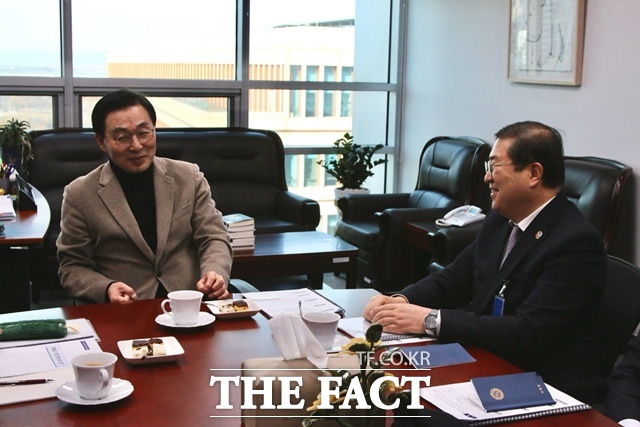 이삼희(오른쪽) 하동군 부군수가 서천호 국회의원을 만나 당면 사업을 설명하고 적극 지원을 건의했다. /하동군