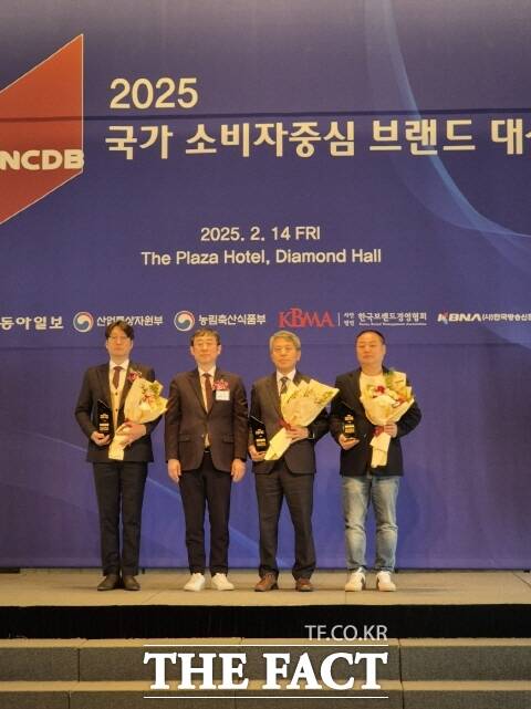 14일 충남 부여군이 ‘2025 국가 소비자중심 브랜드 대상’ 시상식에서 농특산물 공동브랜드 부문 2년 연속 대상을 수상하고 관계자들이 기념촬영을 하고 있다. /부여군