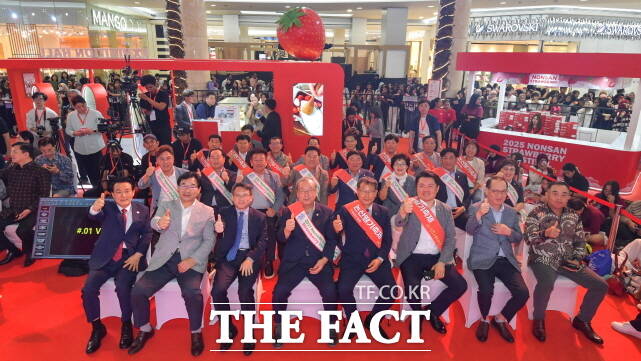 2025 논산시 농식품 해외박람회에 참가한 관계자들이 단체러 기념촬영을 하고 있다. /논산시