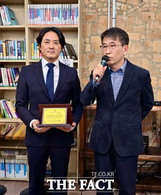 <더팩트> 경기취재본부 유명식 기자가 제20회 장문하 경기민주언론상을 수상한 뒤 기념 촬영을 하고 있다./경기민주언론시민연합