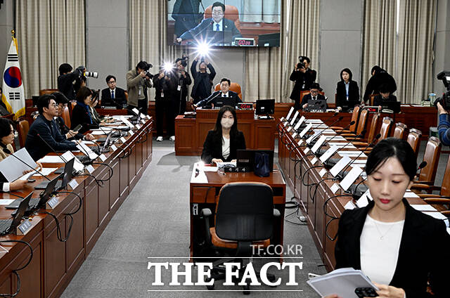 의결하는 박찬대 운영위원장.