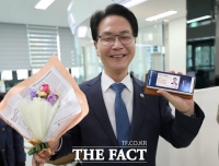  고창군, ‘모바일 주민등록증 발급’ 시작…심덕섭 군수 1호 발급