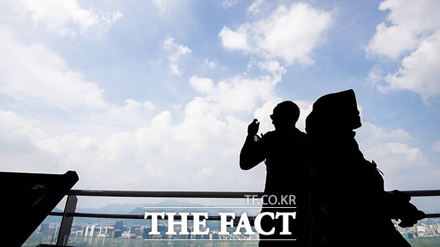 16일은 전국이 대체로 흐리다가 오후부터 차차 맑아질 것으로 예상된다. /장윤석 기자