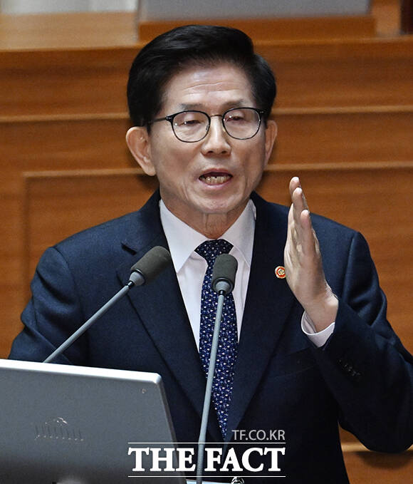 김문수 고용노동부 장관이 15일 부산 기장군청에서 부산 기장군 공사 현장 화재 사고 중앙사고수습본부 회의를 긴급 개최했다. /박헌우 기자