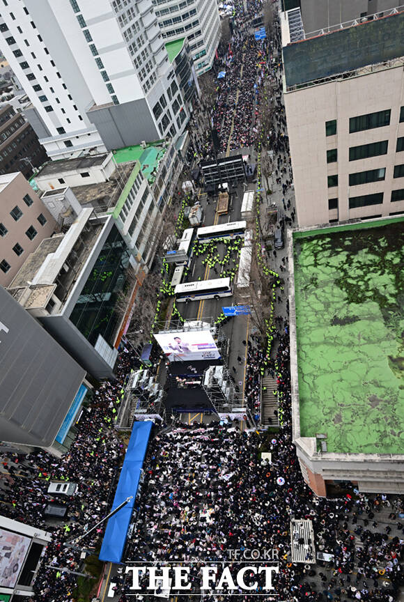 윤석열 대통령 탄핵 찬반집회가 15일 오후 광주광역시 동구 금남로에서 열린 가운데, 두 집회 사이에 충돌을 대비해 경찰이 세운 차벽이 보이고 있다.