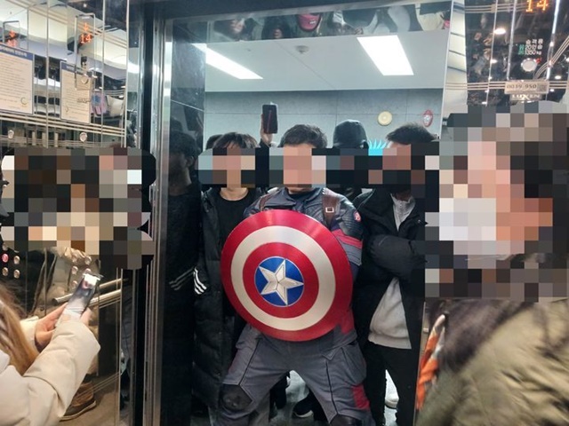 캡틴 아메리카 복장을 하고 주한 중국대사관을 난입하려 한 40대 남성 안모 씨가 경찰의 불구속 수사를 받는다. /뉴시스