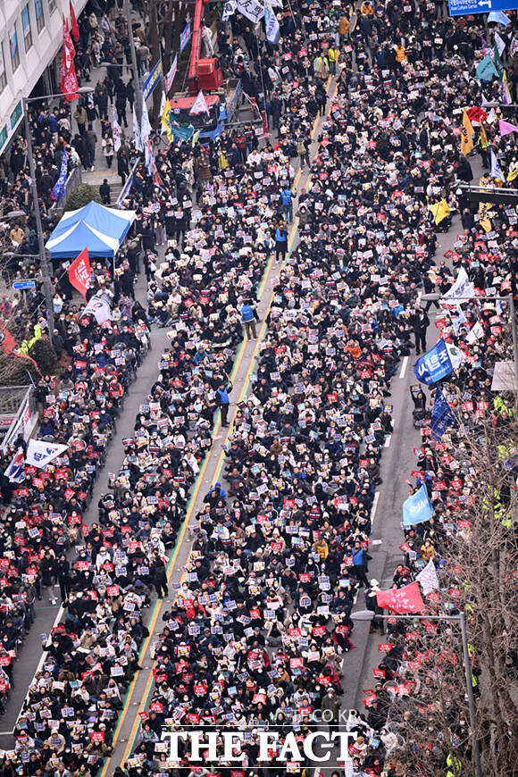 15일 광주 금남로 일대에서 윤석열 대통령 탄핵에 대한 대규모 찬반 집회가 동시에 열렸다. /광주=이새롬 기자