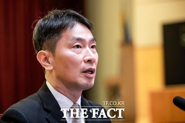 이복현 금융감독원장이 주요 시중은행장과 오는 19일 새해 첫 회동을 할 예정이다. 사진은 이복현 금융감독원장이 지난 10일 서울 영등포구 금융감독원에서 열린 2025년 업무계획 기자간담회에서 발표하고 있는 모습. /뉴시스