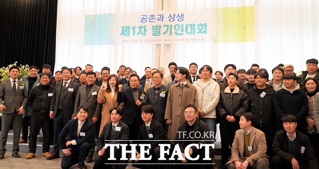 15일 김부겸 전 총리 후원조직인 공존과 상생 제1차 발기인 대회가 열려 참석자들이 기념 촬영을 하고 있다./ 광주 = 나윤상 기자