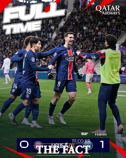 후반 7분 파비안 루이스의 결승골을 함께 기뻐하는 이강인(왼쪽)./PSG