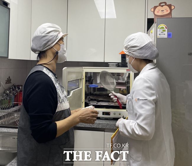 급식소·식품판매점 점검 모습./광명시