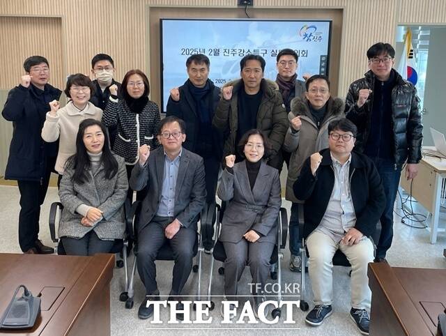 진주강소특구 실무협의회 후 참석자들이 기념 촬영을 하고 있다./진주시