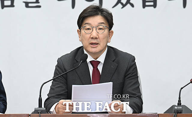 권성동 국민의힘 원내대표가 '김건희 여사와 명태균 씨 간의 통화가 비상계엄 선포의 계기가 됐다'고 주장한 박찬대 더불어민주당 원내대표를 향해 