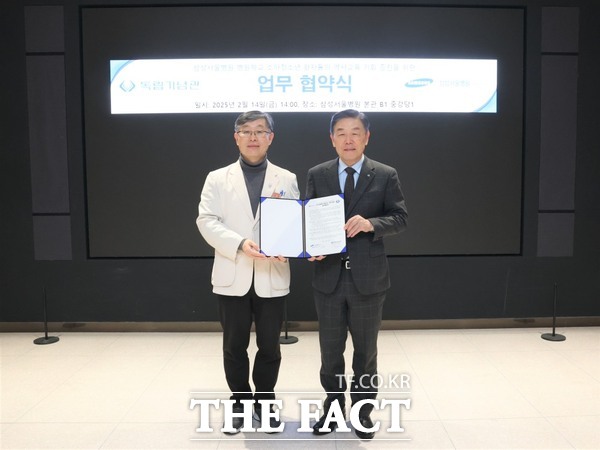 14일 김형석 독립기념관 관장(오른쪽)이 삼성서울병원 병원학교와 광복 80주년을 맞아 소아청소년 환자들의 역사교육 기회 증진과 학습권을 보장하는 업무협약을 체결한 후 기념사진을 찍고 있다. /독립기념관