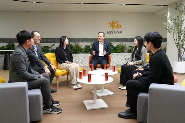 정문철 KB라이프 대표이사 사장이 지난 13일 KB라이프타워에서 CEO 타운홀 미팅을 가지고 직원들과 함께 대화를 나누고 있다. /KB라이프