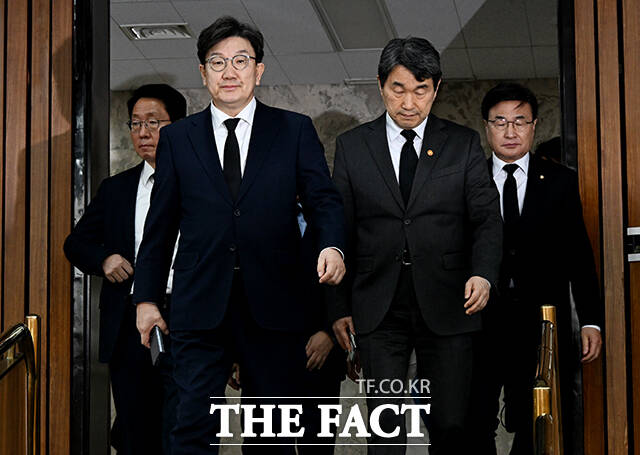 학교 안전 강화를 위한 당정협의회에 참석하는 권성동 국민의힘 원내대표(왼쪽 두번째)와 이주호 사회부총리 겸 교육부 장관(왼쪽 세번째).