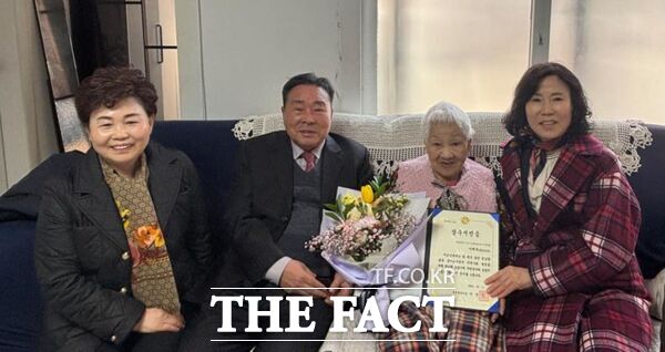 대전 서구 가수원동 행정복지센터 주민자치회가 16일 100세를 맞은 이 모 어르신(100세, 여성) 댁을 방문해 장수시민증과 꽃다발 및 건강식 세트를 전달했다. /대전 서구