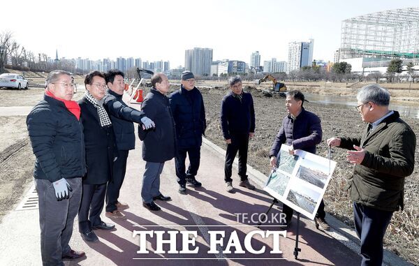 대전시의회 복지환경위원회는 17일 체육·환경분야 현장을 방문해 주요 사업 추진상황을 점검했다. 사진은 3대 하천 준설공사 현장 방문 모습 /대전시의회