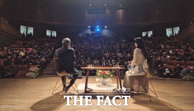 윤준병 의원이 지난 15일 고창 동리국악당에서 ‘국회의원 윤준병 2024 의정보고회’를 성황리에 개최했다. 행사에는 심덕섭 고창군수, 조민규 고창군의장, 박일 정읍시의장, 고창군의원과 정읍시의원, 더불어민주당 당직자, 고창군 사회기관단체장을 비롯한 고창군민 500여 명이 참석했다. / 윤준병 의원실