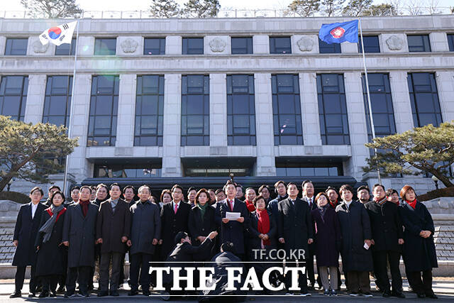김기현, 나경원, 윤상현 국민의힘 의원을 비롯한 여당 의원들이 17일 오후 서울 종로구 헌법재판소 앞에서 윤석열 대통령 최소한 방어권 보장 촉구 및 불공정성 규탄 및 헌법재판소 사무처장을 면담하기에 앞서 기자회견을 열고 있다. /박헌우 기자