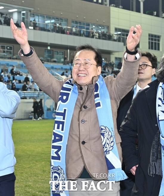 16일 대구에서 열린 대구FC 개막전에 참석한 홍준표 대구시장. /대구시