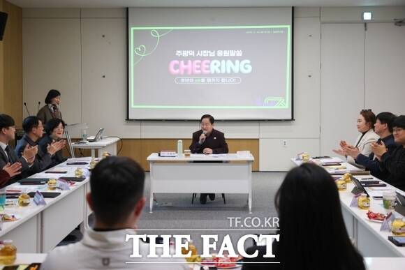 주광덕 남양주시장(가운데)이 지난 14일 열린 ‘제4기 남양주시 청년정책위원회’ 위촉식 및 정기회의에 참석해 인사말을 하고 있다./남양주시