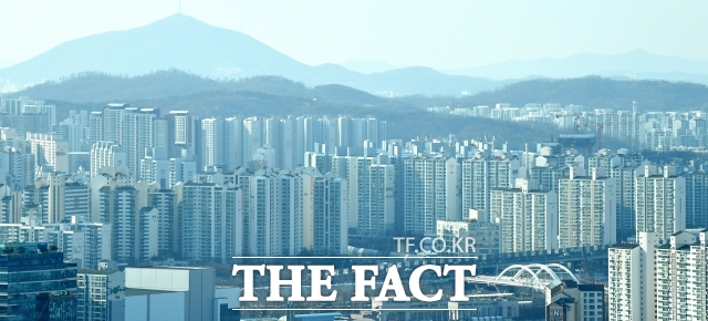 17일 직방이 국토교통부 실거래가 자료를 분석한 결과 지난달 서울 아파트 평균 매매가격은 3.3㎡당 3996만원로 전월 대비 5.2% 하락한 것으로 나타났다. /더팩트 DB