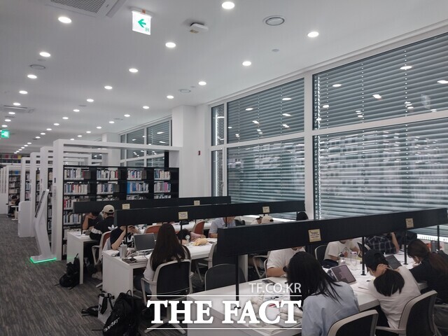 지난 2023년 11월 새롭게 개관한 보령시립도서관의 지난해 이용률이 크게 상승한 가운데 시민들이 도서관을 이용하고 있다. /보령시