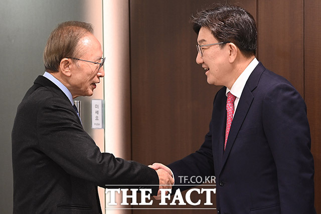 이명박 전 대통령과 권성동 국민의힘 원내대표(오른쪽)가 17일 오전 서울 서초구 이명박재단에서 면담에 앞서 악수를 나누고 있다. /남윤호 기자