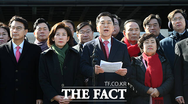 김기현 국민의힘 의원(왼쪽에서 세 번째)이 기자회견을 열고 발언하고 있다.