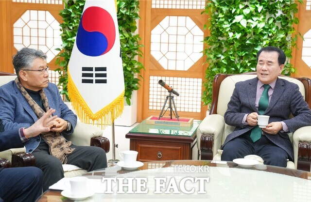 김지철 교육감(우)이 더팩트와 인터뷰를 진행하고 있다. /충남도교육청