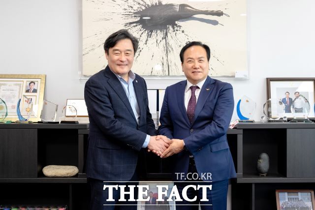 이권재 오산시장(오른쪽)이 국회 행정안전위원회 정동만 의원(국민의힘, 부산 기장군)을 만나 기념 촬영을 하고 있다./오산시