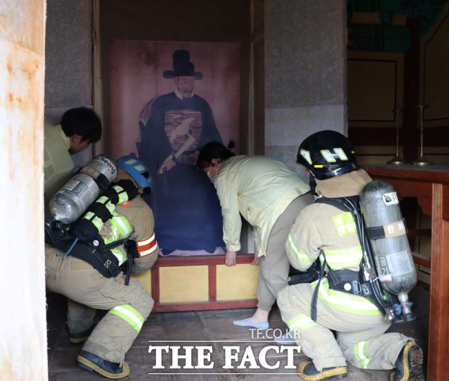 충현박물관에서 이원익 영정 반출을 훈련하는 광명소방서 대원들./광명소방서