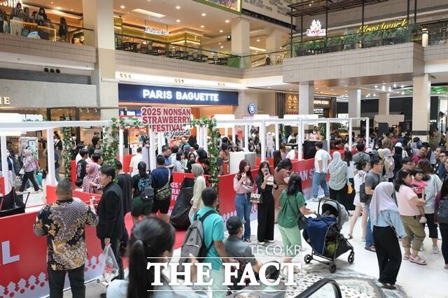 인도네시아 자카르타에서 열린 2025논산농식품 해외박람회에 현지 방문객들의 발길이 끊임없이 이어지고 있다. /논산시