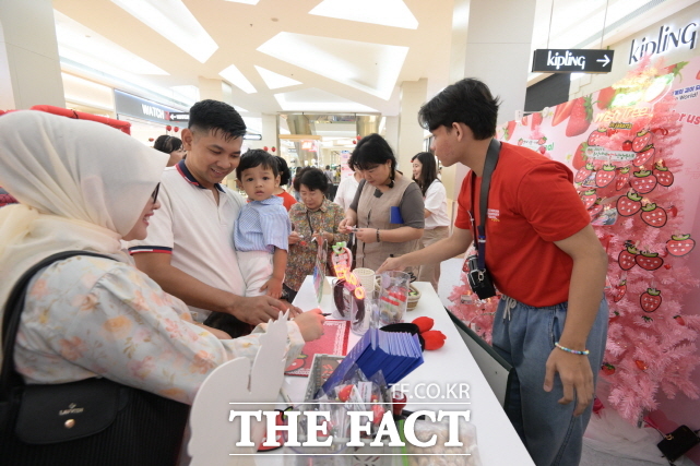 인도네시아 현지인들이 2027 논산세계딸기산업엑스포 홍보관에 설치된 엑스포 소원트리에 관심이 쏟아지고 있다. /논산시